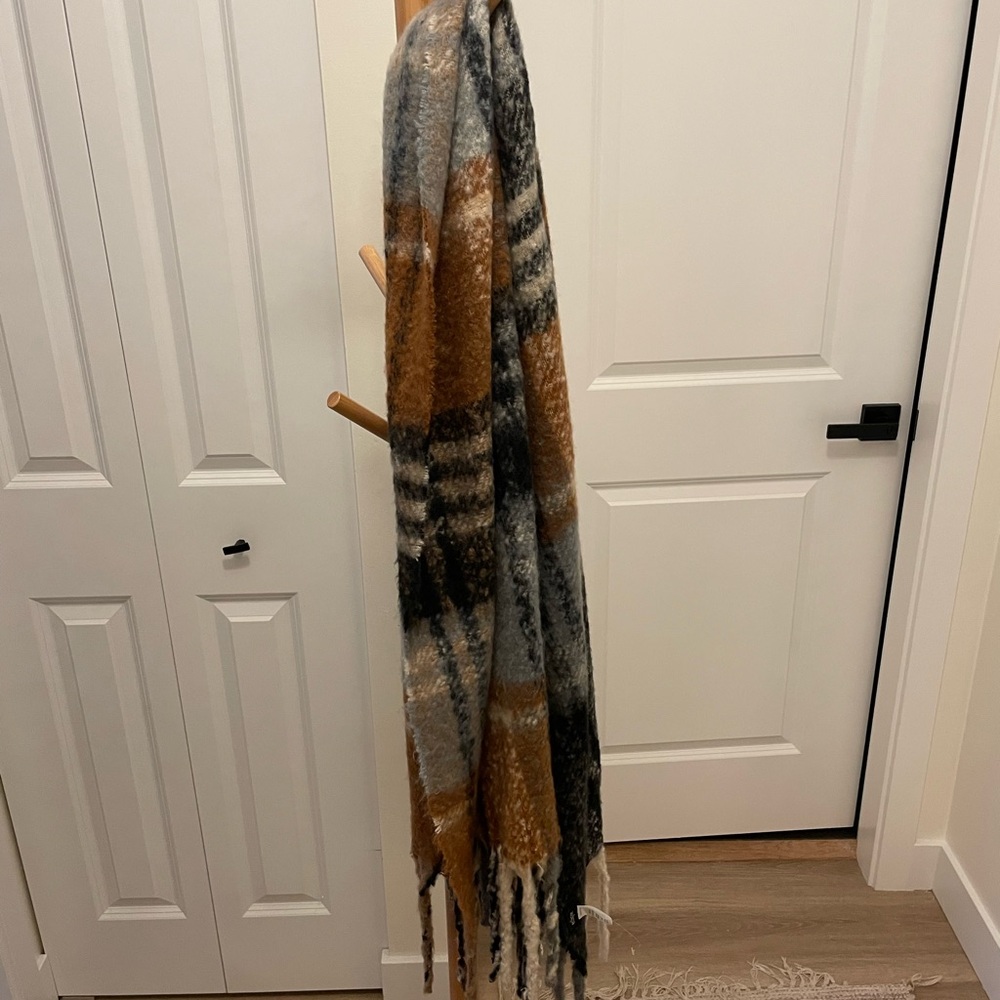 Eclipse Textured Scarf in Black and Gray